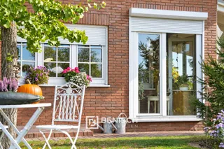 Fünf Zimmer für den Alltag. Pool, Kamin und Billard für alles danach. – Sitzecke im Garten