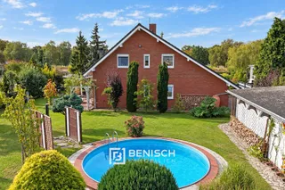 Fünf Zimmer für den Alltag. Pool, Kamin und Billard für alles danach. – Großer Pool im Garten