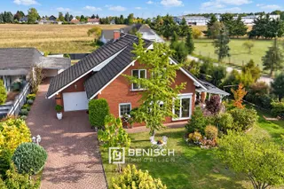 Fünf Zimmer für den Alltag. Pool, Kamin und Billard für alles danach. – Blick von vorn
