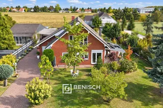 Fünf Zimmer für den Alltag. Pool, Kamin und Billard für alles danach. – Vorgarten mit gemütlicher Sitzecke