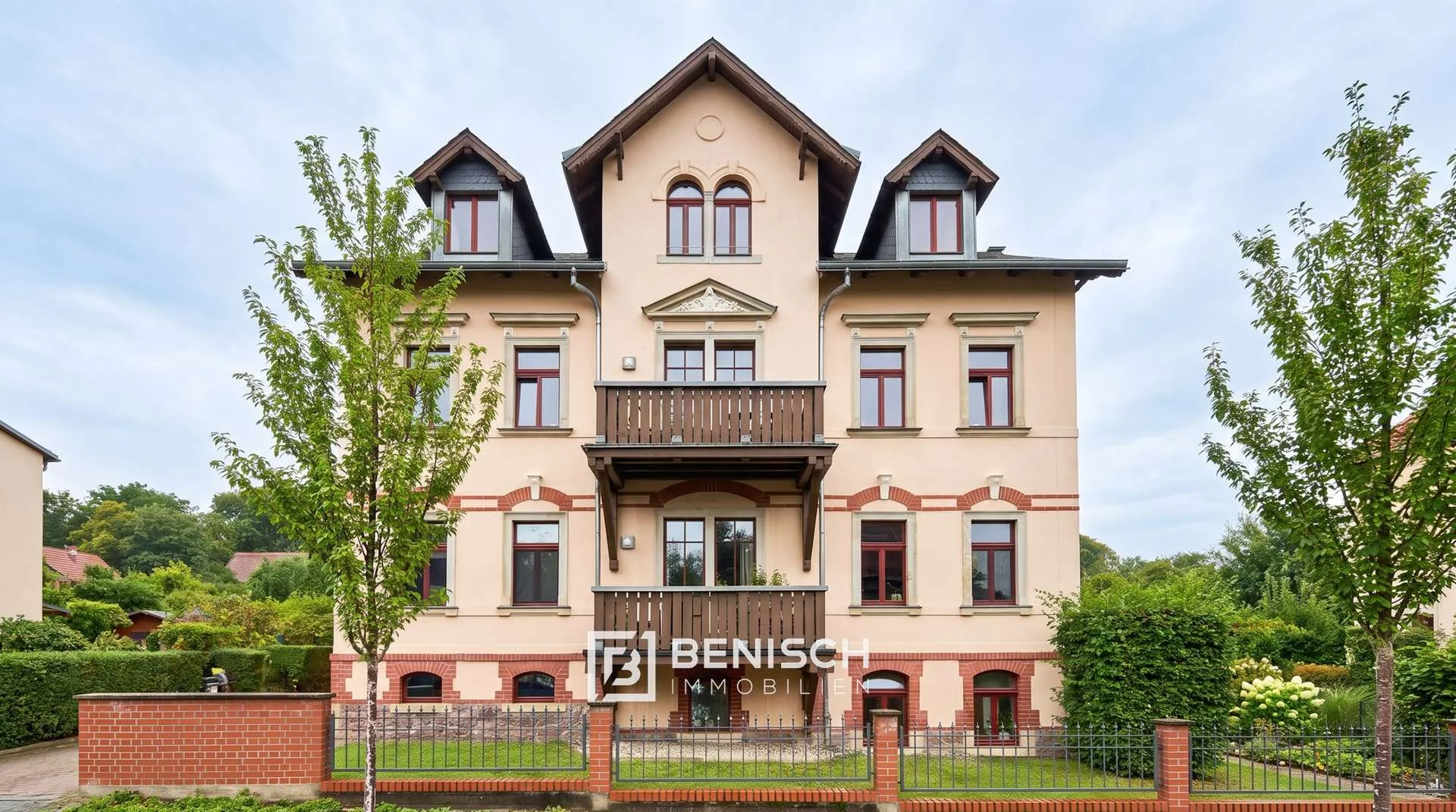 Denkmalgeschützte Wohnung im Villenviertel mit historischer Gewölbedecke und eigener Terrasse – Wohnung in Oberlößnitz · Radebeul