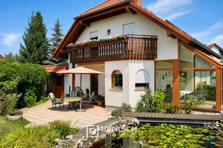 Vom Frühstück am Teich bis zum Saunagang am Abend – Zuhause am Tharandter Wald – Blick auf die Terrasse, Teich und Wintergarten