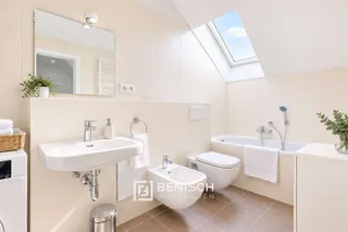 Modern, großzügig, praktisch - 3 Zimmer mit 2 Bädern & 2 Stellplätzen – Badezimmer mit Badewanne, Bidet und Waschmaschinenanschluss