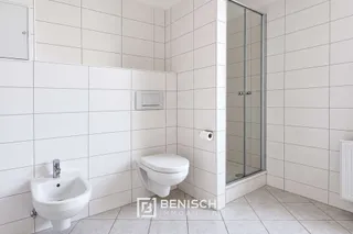 Wohnen auf 100 m² - Altbaucharme, hohe Decken und modernes Vollbad – Bad mit Dusche und Bidet