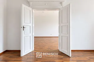 Wohnen auf 100 m² - Altbaucharme, hohe Decken und modernes Vollbad – Ornamente an der Durchgangstür