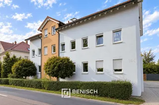 Modern, großzügig, praktisch - 3 Zimmer mit 2 Bädern & 2 Stellplätzen – Blick von der Seite