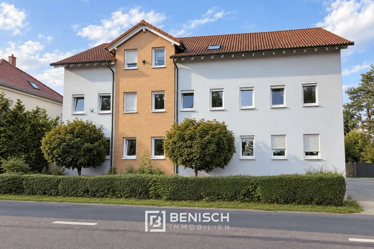 Modern, großzügig, praktisch - 3 Zimmer mit 2 Bädern & 2 Stellplätzen – Blick von vorn