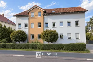 Modern, großzügig, praktisch - 3 Zimmer mit 2 Bädern & 2 Stellplätzen – Blick von vorn