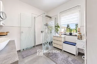 Fünf Zimmer für den Alltag. Pool, Kamin und Billard für alles danach. – Bad mit ebenerdiger Dusche