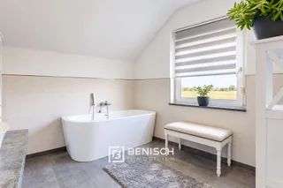 Fünf Zimmer für den Alltag. Pool, Kamin und Billard für alles danach. – Bad mit Duo-Badewanne