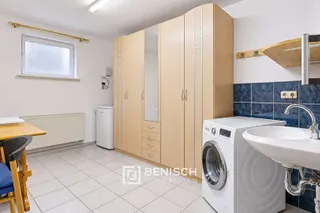 Fünf Zimmer für den Alltag. Pool, Kamin und Billard für alles danach. – Waschzimmer mit Waschmaschinenanschluss im Keller