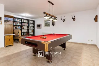 Fünf Zimmer für den Alltag. Pool, Kamin und Billard für alles danach. – Partyraum im Keller mit Sitzecke