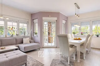 Fünf Zimmer für den Alltag. Pool, Kamin und Billard für alles danach. – Wohnzimmer mit Zugang zur Terrasse