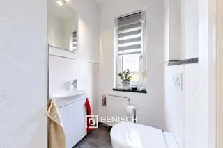 Fünf Zimmer für den Alltag. Pool, Kamin und Billard für alles danach. – Toilette