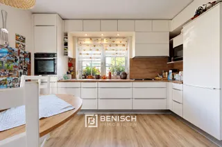 Fünf Zimmer für den Alltag. Pool, Kamin und Billard für alles danach. – Hochwertige Einbauküche