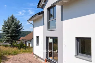 Ankommen, tief durchatmen, genießen: Modernes Wohnen im Erstbezug in ruhiger Lage in Striegistal – Blick auf die Hinterseite des Hauses