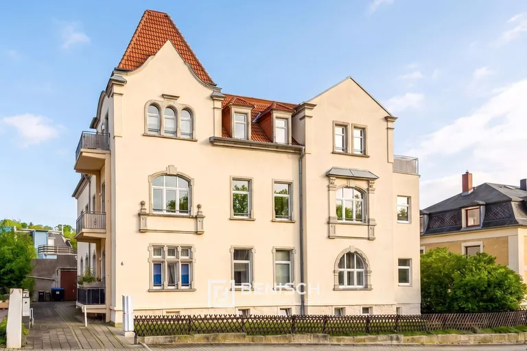 Lichtdurchfluteter Altbau - 2 Zimmer mit hohen Decken und großer Küche in ruhiger Lage – Außenansicht