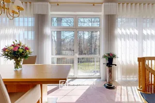 Ein Haus, drei Leben: Wohnen, Wellness, Wirken. – Herrlicher Blick in den Garten