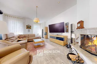 Ein Haus, drei Leben: Wohnen, Wellness, Wirken. – Wohnzimmer mit Kamin