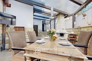 Ein Haus, drei Leben: Wohnen, Wellness, Wirken. – Terrasse zum Grillen