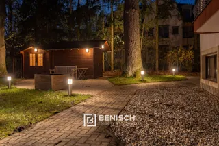 Ein Haus, drei Leben: Wohnen, Wellness, Wirken. – Garten bei Nacht
