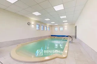 Ein Haus, drei Leben: Wohnen, Wellness, Wirken. – Schwimbad