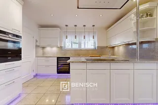 Ein Haus, drei Leben: Wohnen, Wellness, Wirken. – Küche mit hochwertigen Geräten