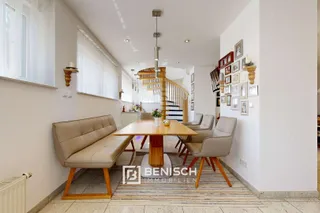 Ein Haus, drei Leben: Wohnen, Wellness, Wirken. – Essbereich für die Familie