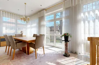 Ein Haus, drei Leben: Wohnen, Wellness, Wirken. – Wohnzimmer - Essbereich mit Balkon