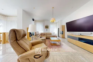 Ein Haus, drei Leben: Wohnen, Wellness, Wirken. – Wohnzimmer