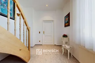 Ein Haus, drei Leben: Wohnen, Wellness, Wirken. – Flur Obergeschoss