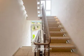 Sofort bezugsfreie 2-Zimmer-Wohnung mit Terrasse & Tiefgarage in Dresden – Treppenhaus