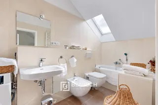Modern, großzügig, praktisch - 3 Zimmer mit 2 Bädern & 2 Stellplätzen – Badezimmer mit Badewanne, Bidet und Waschmaschinenanschluss