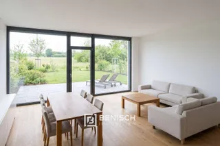 Das Flaggschiff des Hofs - fünf Zimmer auf drei Etagen, mit Wintergarten, Balkon und Garten – Beispielbild Wohnzimmer