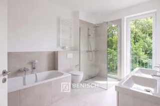 Das Flaggschiff des Hofs - fünf Zimmer auf drei Etagen, mit Wintergarten, Balkon und Garten – Beispielbild Badezimmer