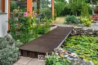 Vom Frühstück am Teich bis zum Saunagang am Abend – Zuhause am Tharandter Wald – Detailaufnahme Steg am Teich