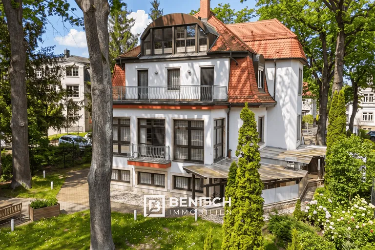 Ein Haus, drei Leben: Wohnen, Wellness, Wirken. – Außenansicht