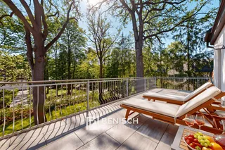 Ein Haus, drei Leben: Wohnen, Wellness, Wirken. – Balkon