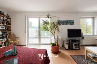 Penthouse-Wohnung mit Dachterrasse und Tiefgaragen-Stellplatz in der Neustadt – Wohnzimmer mit Zugang zur Terrasse
