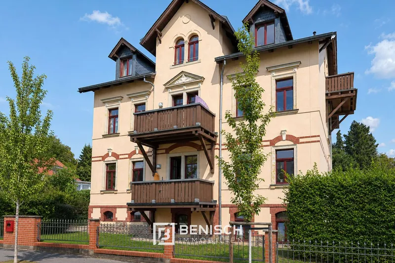 4-Zimmer-Altbauwohnung mit zwei Balkonen und Carport im Villenviertel in Radebeul – Wohnung in Radebeul