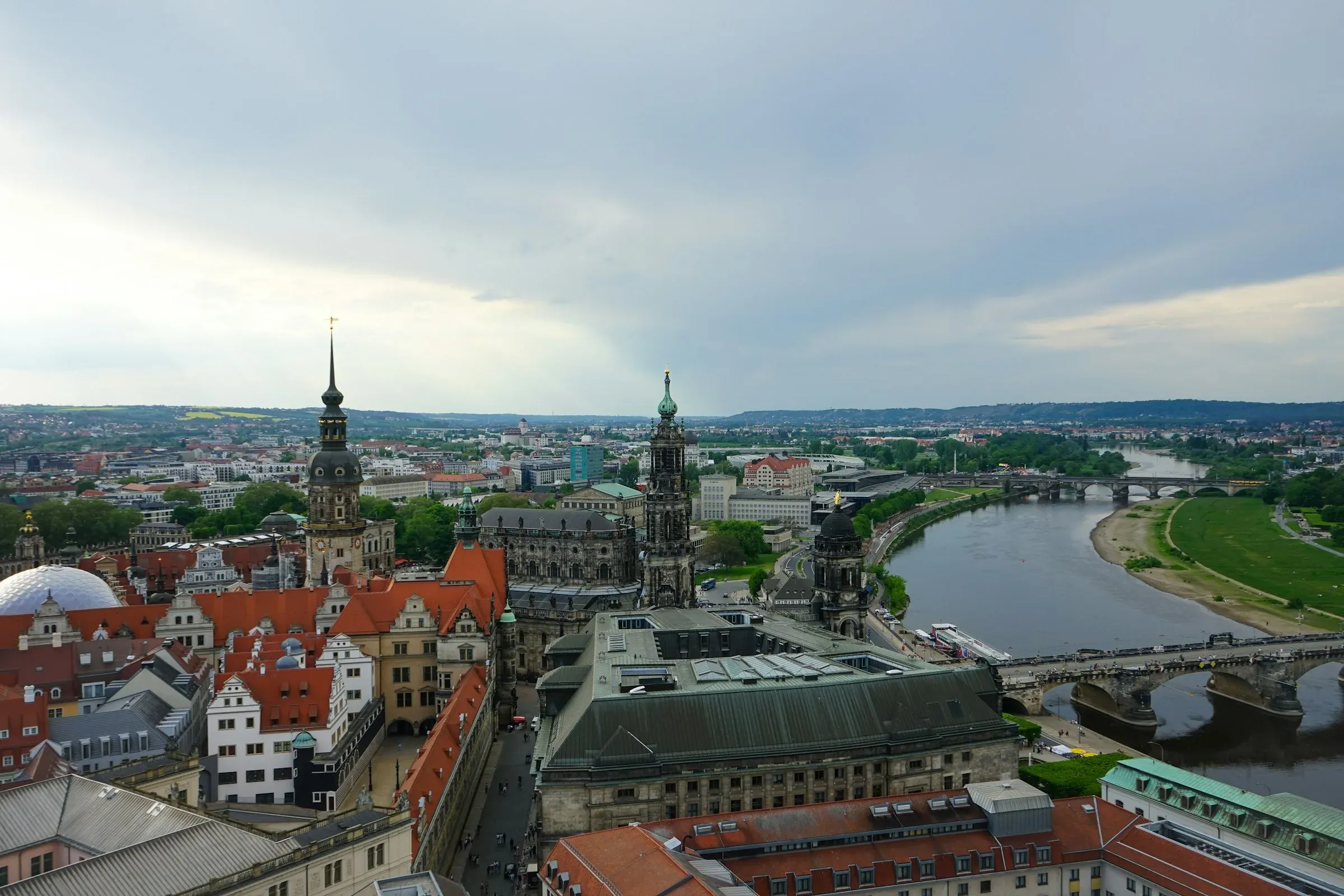 Luftaufnahme von Dresden: die Elbe mit ihren Brücken, dahinter Wohnquartiere und die Altstadt