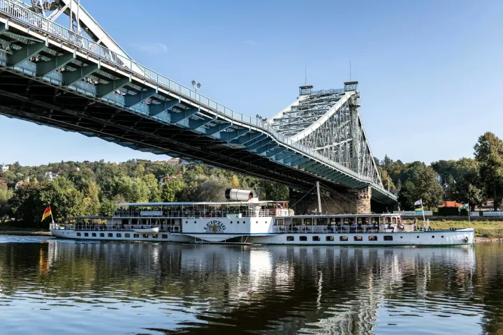 Das Blaue Wunder über der Elbe mit dem historischen Raddampfer und den Villenhängen von Loschwitz – Immobilienstandort Dresden