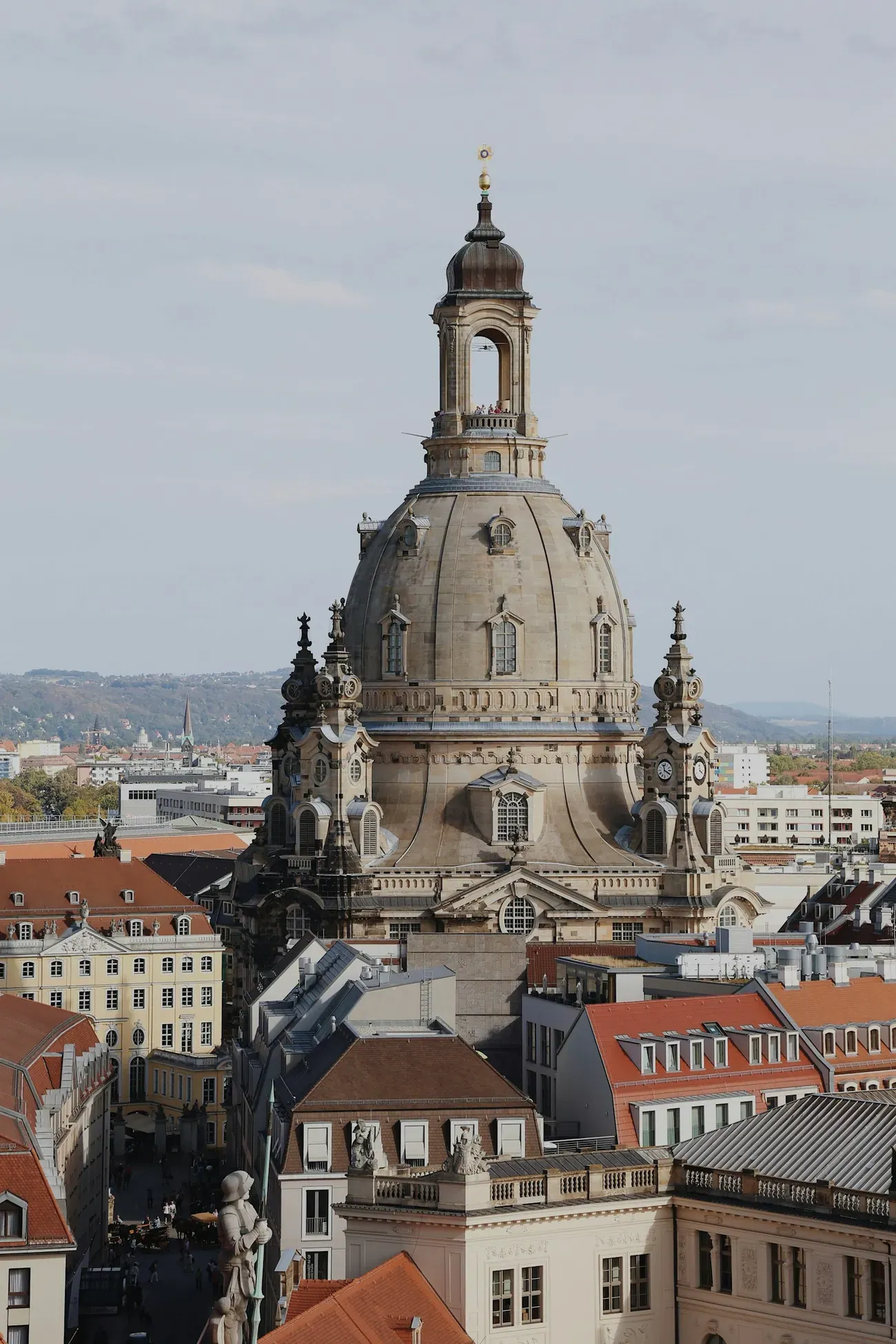 Die Frauenkirche über den Dächern der Dresdner Altstadt – Häuser, die über Generationen weitergegeben werden