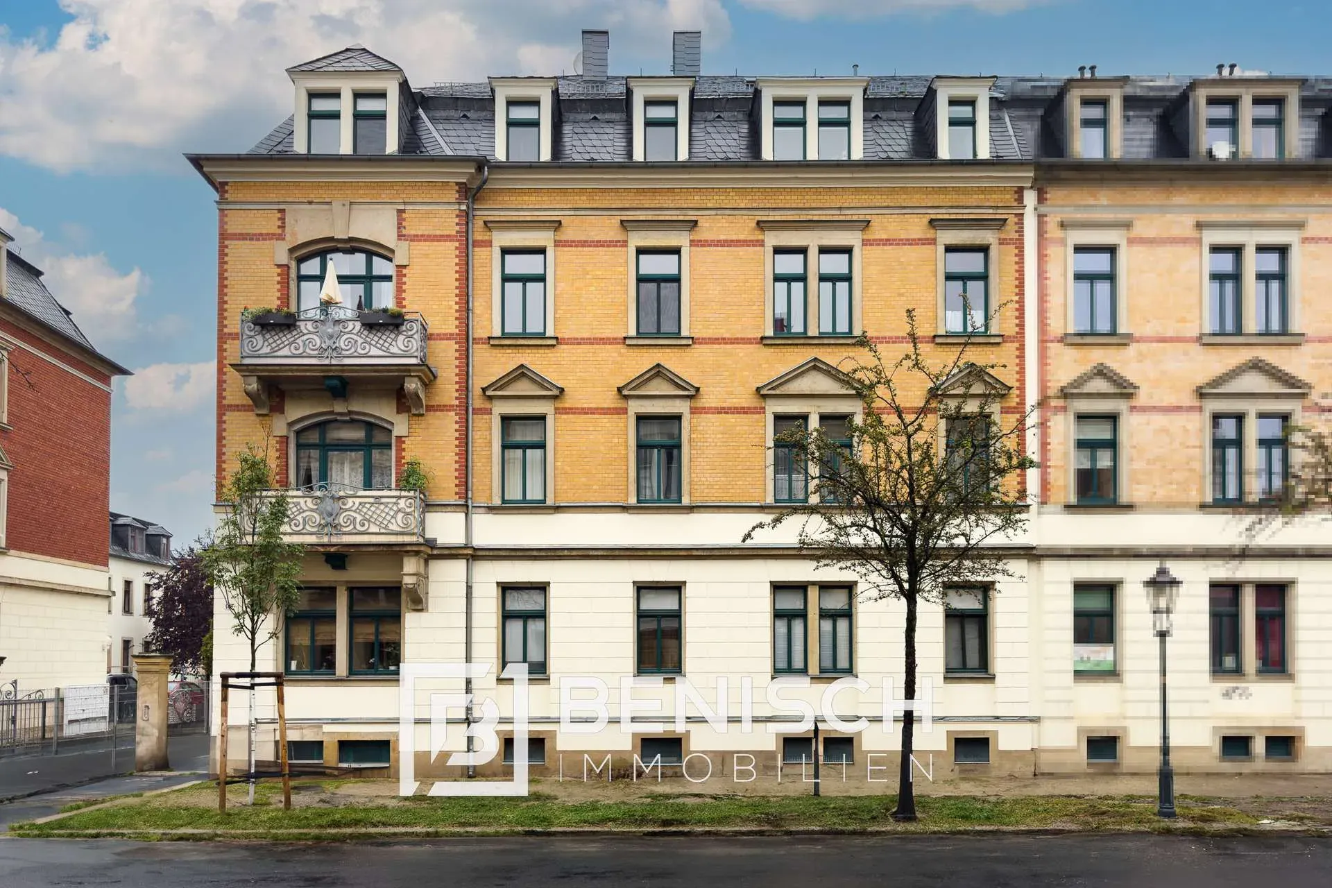 Von Benisch Immobilien verkauftes Mehrfamilienhaus in Dresden-Pieschen – Gründerzeithaus mit gelber Klinkerfassade, Mansarddach und Stuckbalkonen