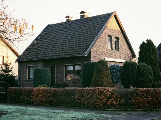 Freistehendes Einfamilienhaus mit Hecke und Vorgarten
