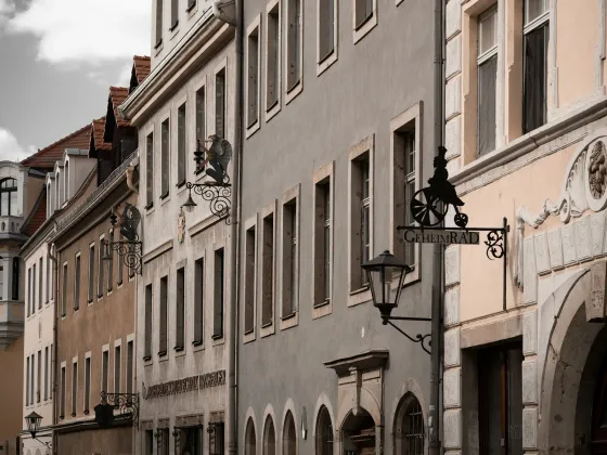 Bürgerhäuser mit Laterne in der Pirnaer Altstadt
