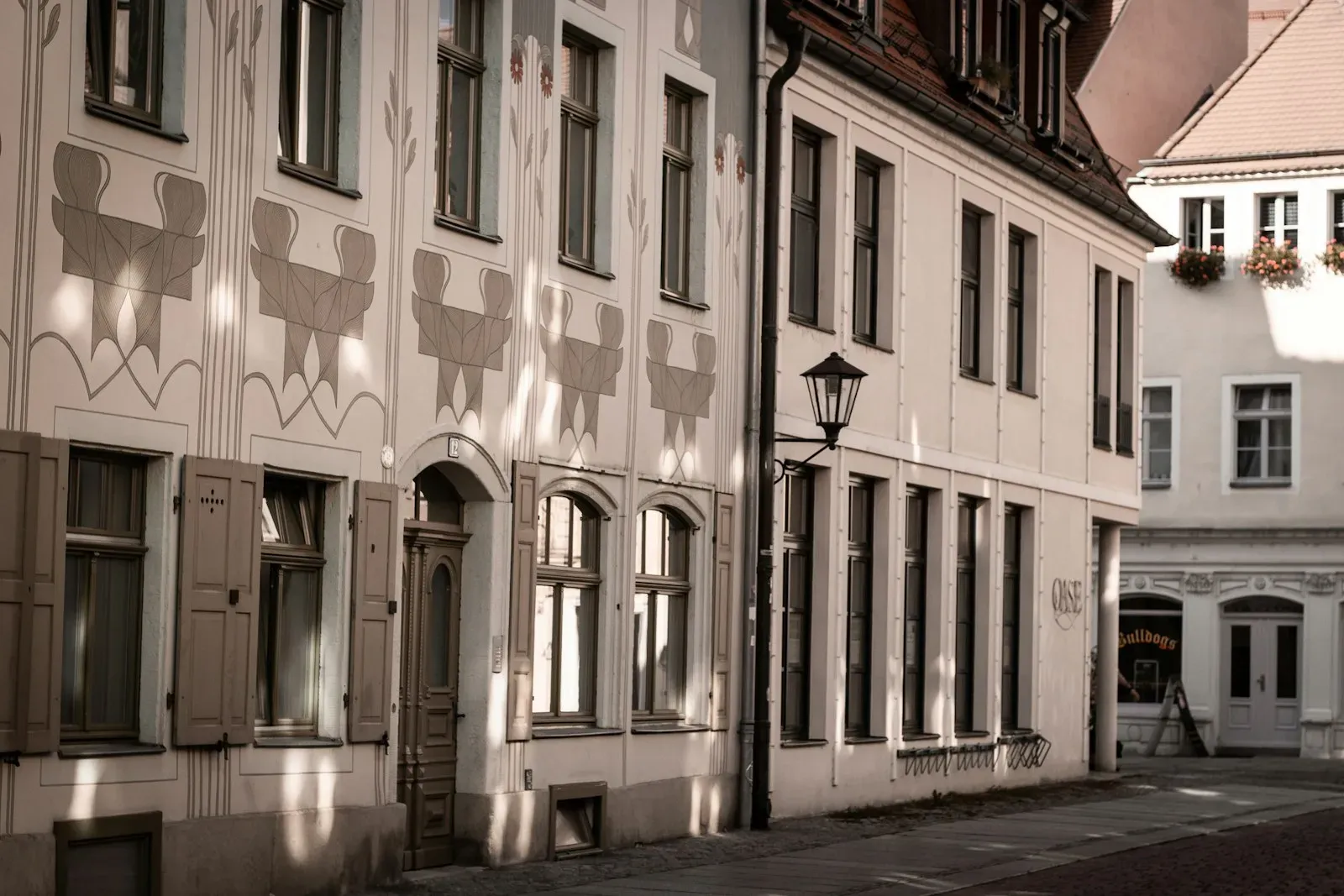 Altstadtgasse in Pirna mit einer Sgraffito-Fassade