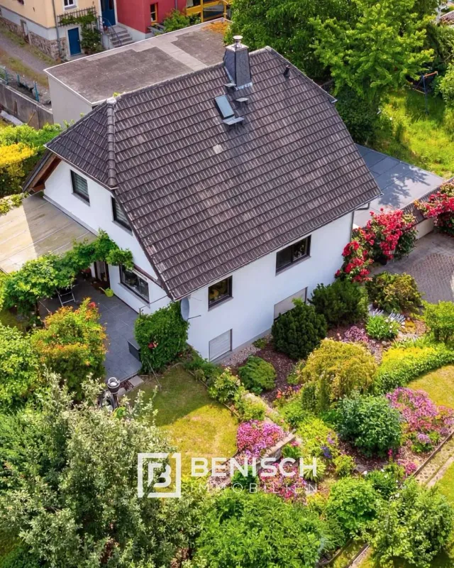 Luftaufnahme eines Einfamilienhauses mit Garten und Terrasse in Moritzburg bei Dresden – ein von Benisch Immobilien vermarktetes Objekt