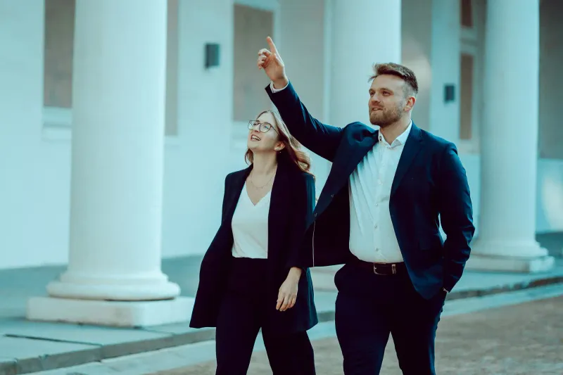 Das Team von Benisch Immobilien bei der persönlichen Immobilienbewertung vor Ort in Dresden