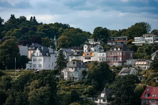 Elegante Altbau- und Gründerzeit-Villen, eingebettet in eine grün bewaldete Hanglage – charakteristisch für die grünen Wohnlagen am Stadtrand wie im Dresdner Stadtteil Plauen